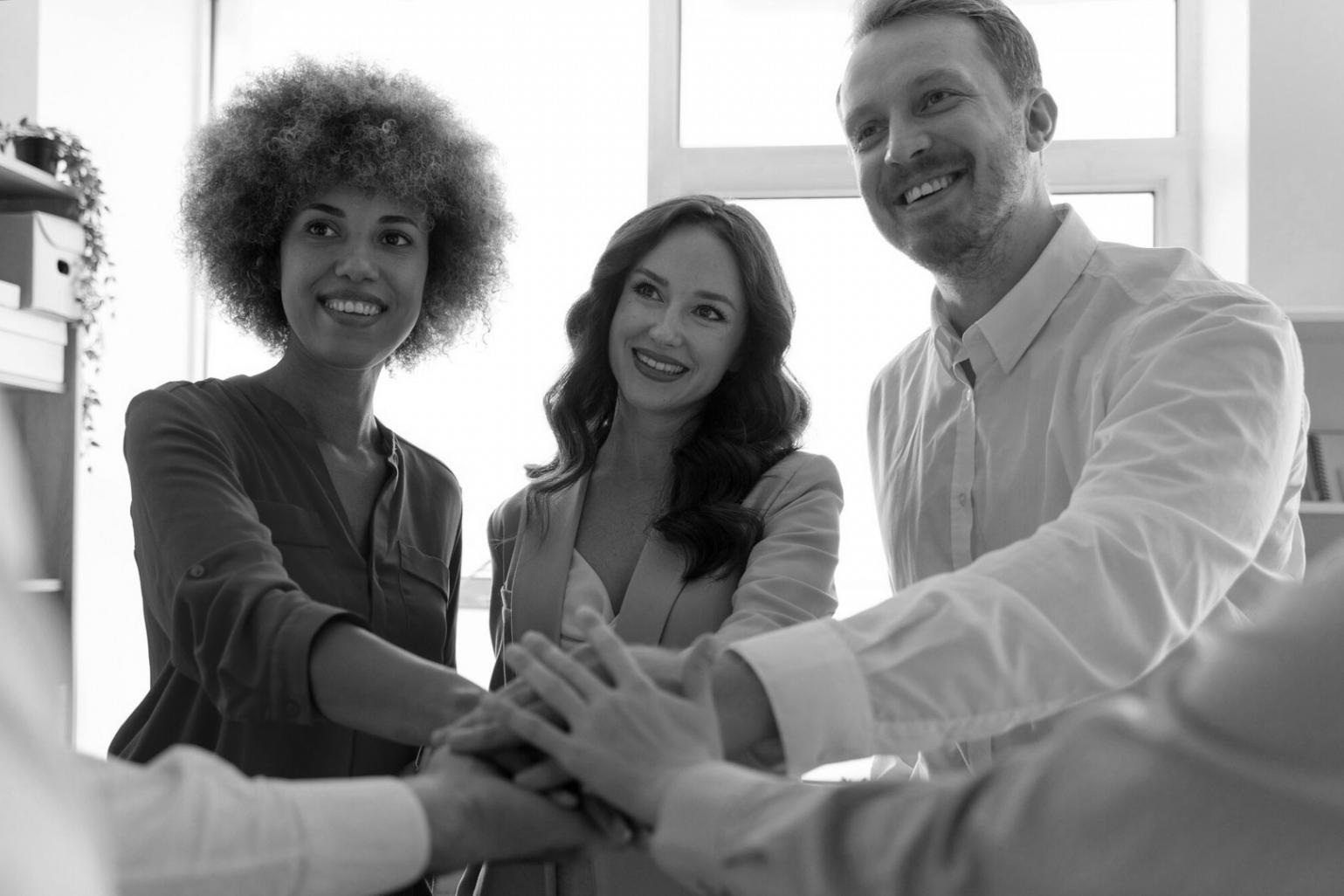 Arbeitsplatz mit Netzwerkgeräten und technischer Ausrüstung