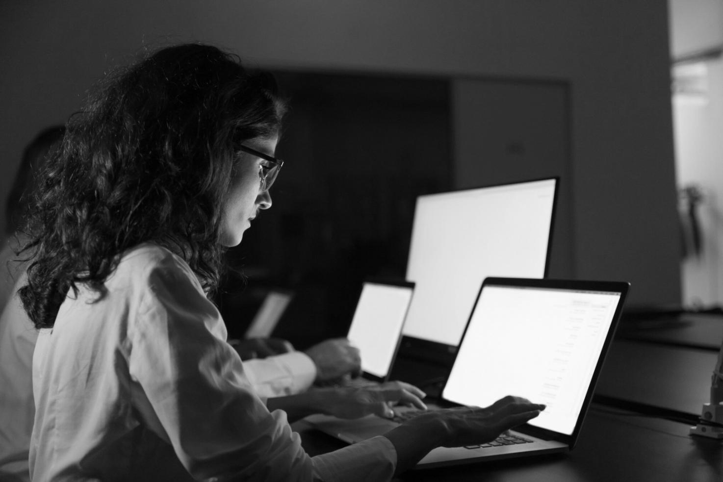 Detailansicht professioneller Netzwerkhardware mit strukturierter Verkabelung