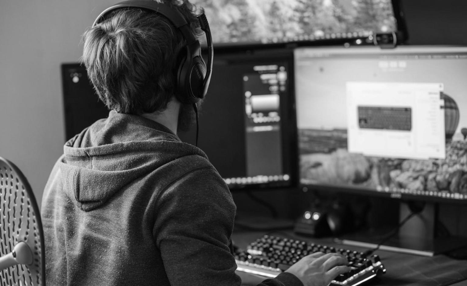 Professionelle IT-Arbeitsumgebung mit modernen Netzwerkgeräten